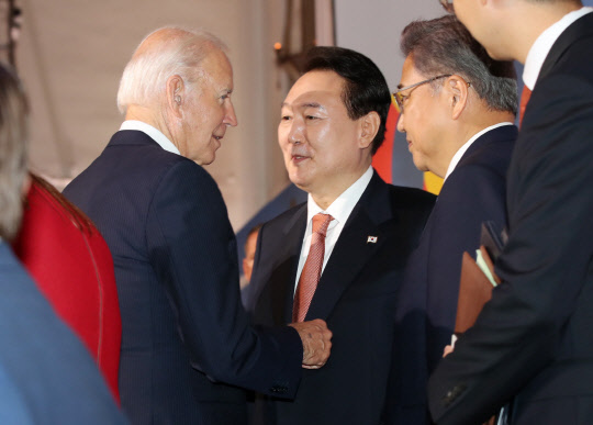 윤석열 대통령과 조 바이든 미국 대통령이 지난 9월21일(현지시간) 미국 뉴욕 한 빌딩에서 열린 글로벌펀드 제7차 재정공약회의를 마친 뒤 대화를 나누고 있다.<연합뉴스>